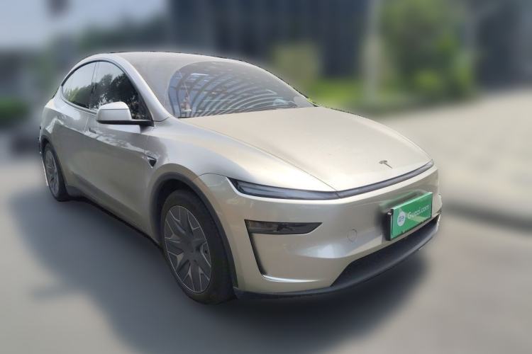 Used Tesla Model Y L 2025 Model Long-Range All-Wheel-Drive Version Front Right 45 Deg