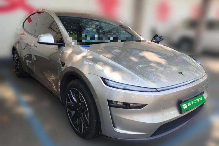 Used Tesla Model Y L 2025 Model Long-Range All-Wheel-Drive Version Front Right 45 Deg