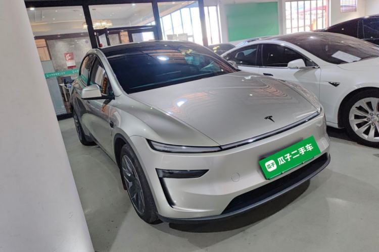 Used Tesla Model Y L 2025 Model Long-Range All-Wheel-Drive Version Front Right 45 Deg
