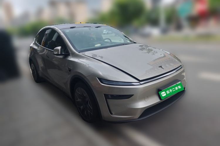 Used Tesla Model Y L 2025 Model Long-Range All-Wheel-Drive Version Front Right 45 Deg
