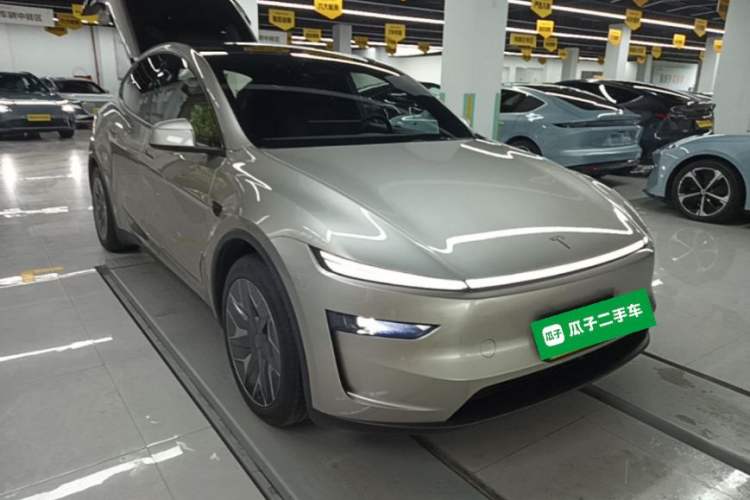Used Tesla Model Y L 2025 Model Long-Range All-Wheel-Drive Version Front Right 45 Deg