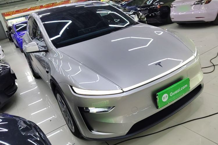 Used Tesla Model Y L 2025 Model Long-Range All-Wheel-Drive Version Front Right 45 Deg