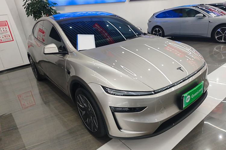 Used Tesla Model Y L 2025 Model Long-Range All-Wheel-Drive Version Front Right 45 Deg