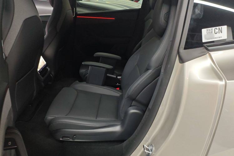 Used Tesla Model Y L 2025 Model Long-Range All-Wheel-Drive Version Interior 4