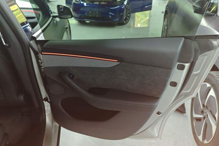 Used Tesla Model Y L 2025 Model Long-Range All-Wheel-Drive Version Interior 6