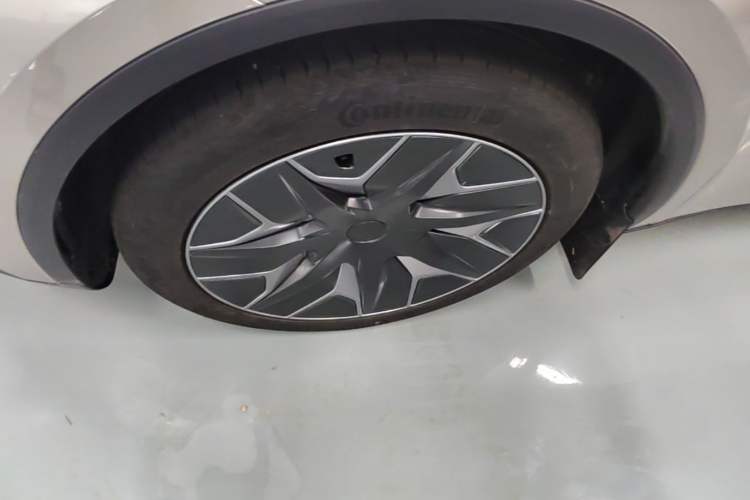 Used Tesla Model Y L 2025 Model Long-Range All-Wheel-Drive Version Left Front Wheel Hub