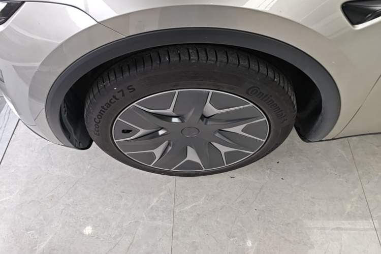 Used Tesla Model Y L 2025 Model Long-Range All-Wheel-Drive Version Left Front Wheel Hub