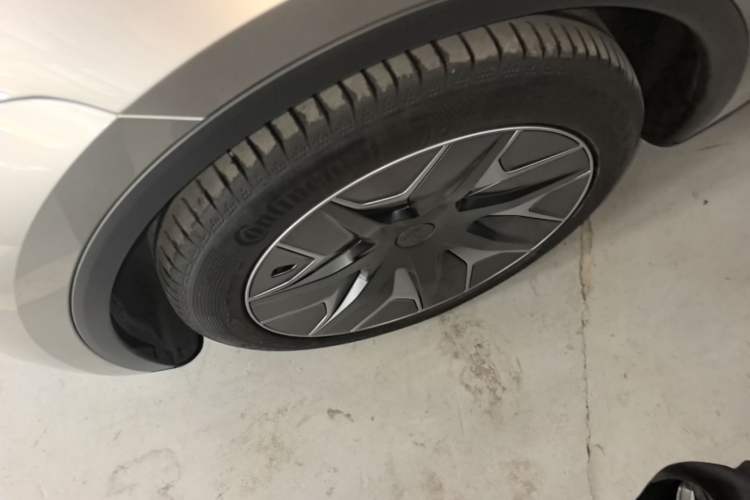 Used Tesla Model Y L 2025 Model Long-Range All-Wheel-Drive Version Left Front Wheel Hub