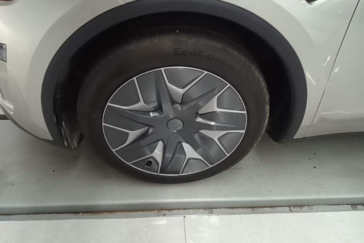 Used Tesla Model Y L 2025 Model Long-Range All-Wheel-Drive Version Left Front Wheel Hub