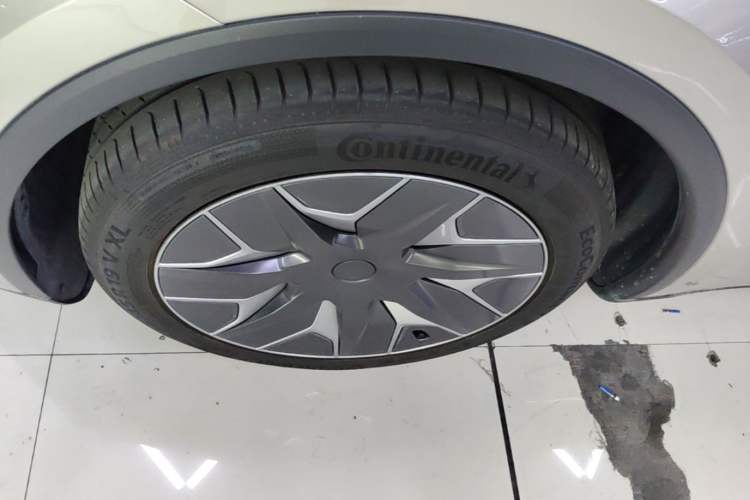 Used Tesla Model Y L 2025 Model Long-Range All-Wheel-Drive Version Left Front Wheel Hub