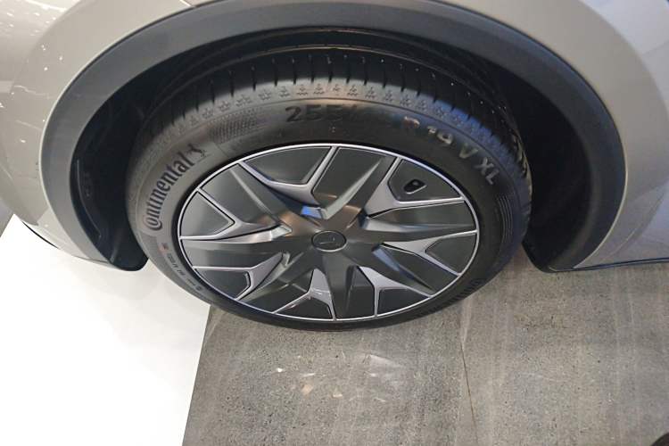 Used Tesla Model Y L 2025 Model Long-Range All-Wheel-Drive Version Left Front Wheel Hub