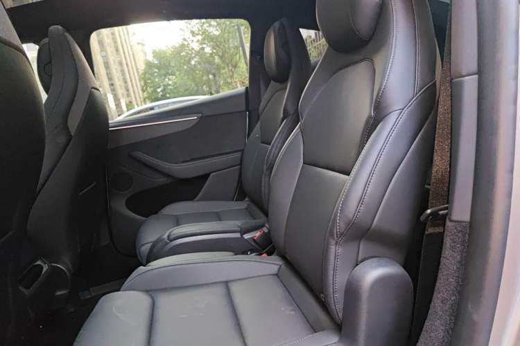 Used Tesla Model Y L 2025 Model Long-Range All-Wheel-Drive Version Left Rear Seat