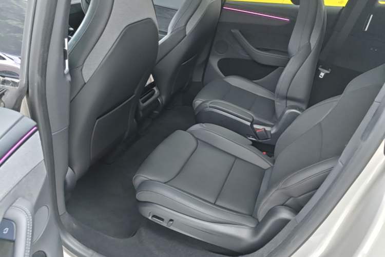 Used Tesla Model Y L 2025 Model Long-Range All-Wheel-Drive Version Left Rear Seat
