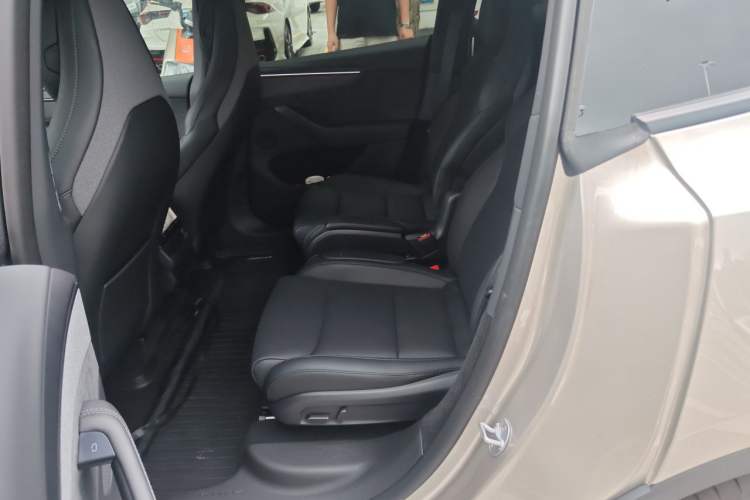 Used Tesla Model Y L 2025 Model Long-Range All-Wheel-Drive Version Left Rear Seat