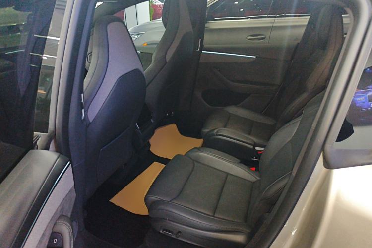 Used Tesla Model Y L 2025 Model Long-Range All-Wheel-Drive Version Left Rear Seat