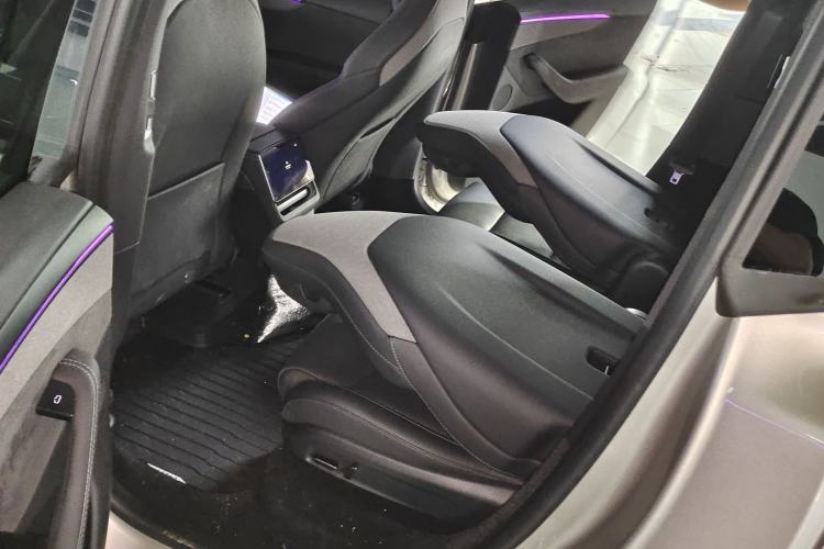Used Tesla Model Y L 2025 Model Long-Range All-Wheel-Drive Version Left Rear Seat