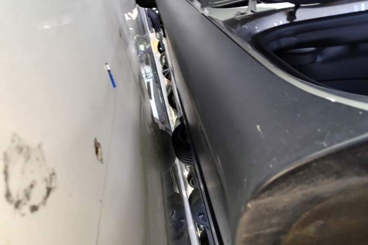 Used Tesla Model Y L 2025 Model Long-Range All-Wheel-Drive Version Left Side Sill