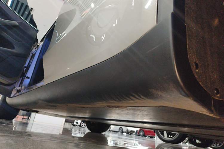 Used Tesla Model Y L 2025 Model Long-Range All-Wheel-Drive Version Left Side Sill