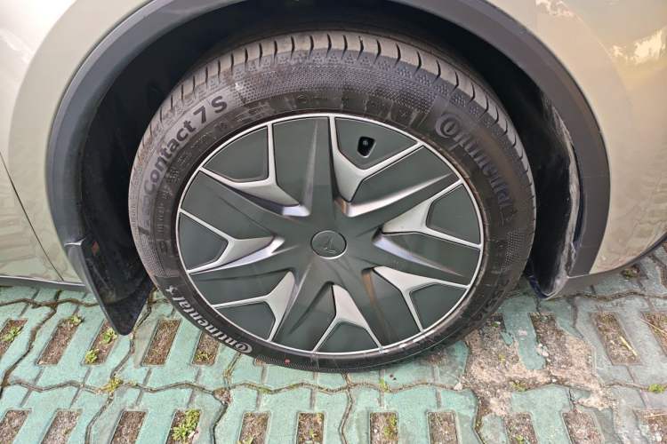 Used Tesla Model Y L 2025 Model Long-Range All-Wheel-Drive Version Right Front Wheel Hub