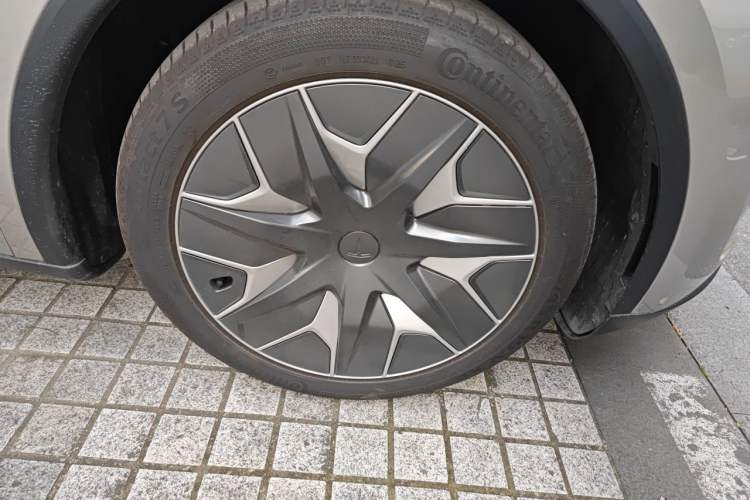 Used Tesla Model Y L 2025 Model Long-Range All-Wheel-Drive Version Right Front Wheel Hub