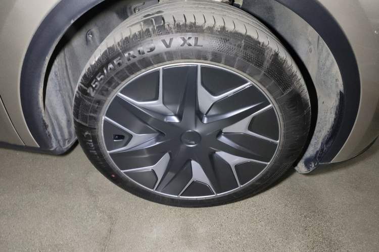 Used Tesla Model Y L 2025 Model Long-Range All-Wheel-Drive Version Right Front Wheel Hub