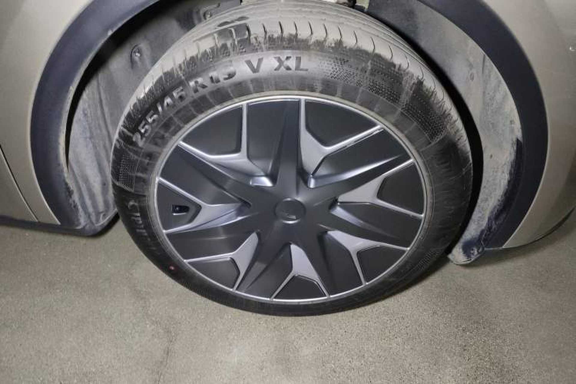 Used Tesla Model Y L 2025 Model Long-Range All-Wheel-Drive Version Right Front Wheel Hub
