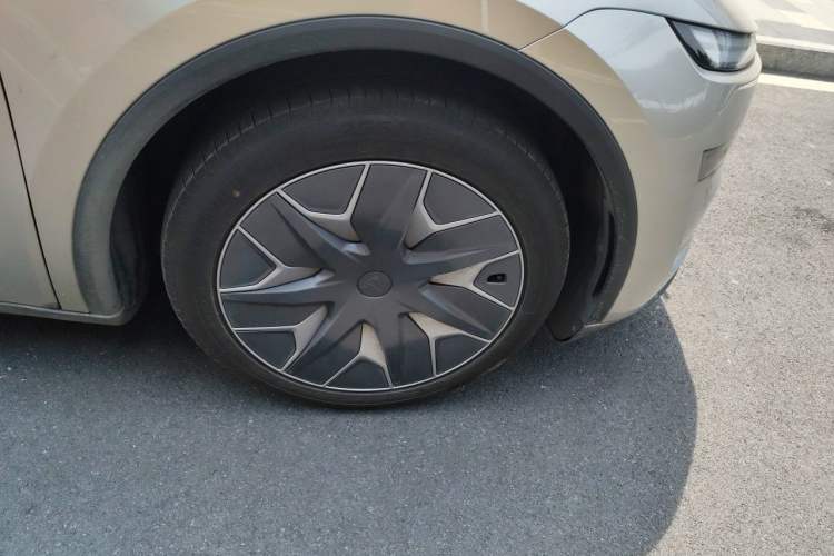 Used Tesla Model Y L 2025 Model Long-Range All-Wheel-Drive Version Right Front Wheel Hub