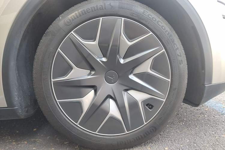 Used Tesla Model Y L 2025 Model Long-Range All-Wheel-Drive Version Right Front Wheel Hub