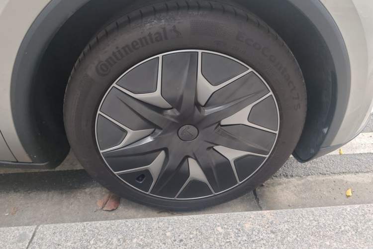 Used Tesla Model Y L 2025 Model Long-Range All-Wheel-Drive Version Right Front Wheel Hub