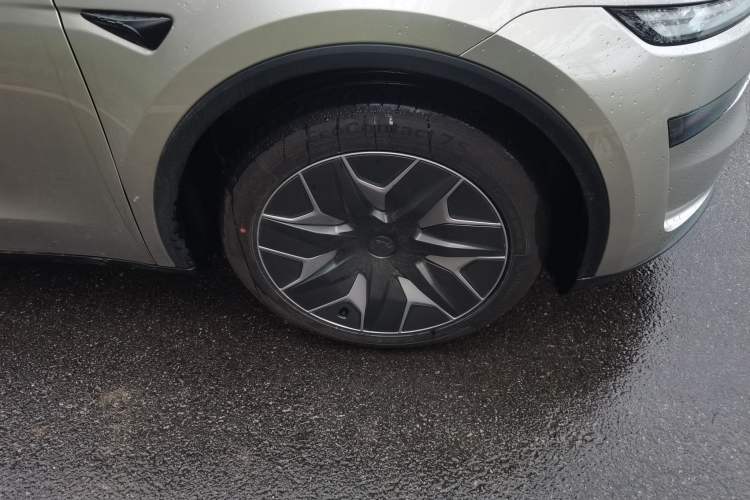 Used Tesla Model Y L 2025 Model Long-Range All-Wheel-Drive Version Right Front Wheel Hub
