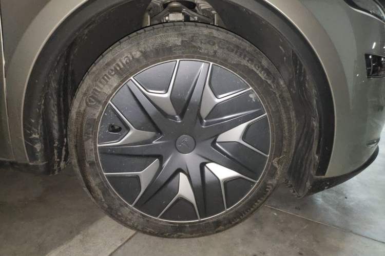 Used Tesla Model Y L 2025 Model Long-Range All-Wheel-Drive Version Right Front Wheel Hub