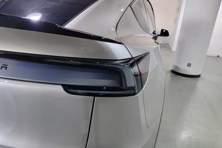 Used Tesla Model Y L 2025 Model Long-Range All-Wheel-Drive Version Right Rear Taillight