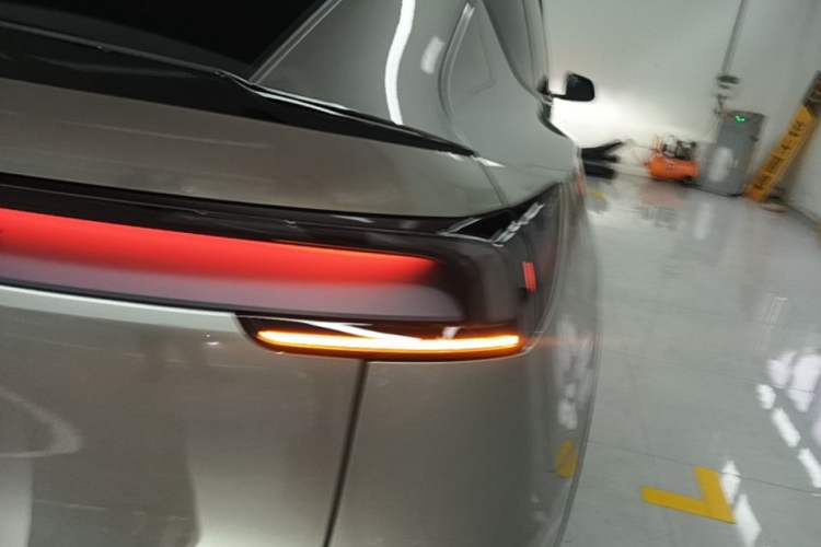 Used Tesla Model Y L 2025 Model Long-Range All-Wheel-Drive Version Right Rear Taillight