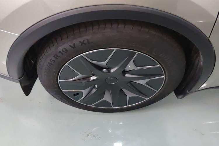 Used Tesla Model Y L 2025 Model Long-Range All-Wheel-Drive Version Right Rear Wheel Hub