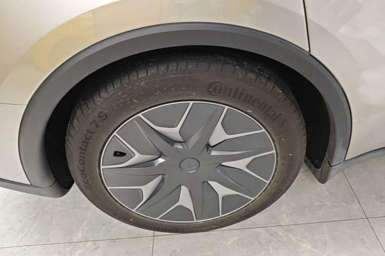 Used Tesla Model Y L 2025 Model Long-Range All-Wheel-Drive Version Right Rear Wheel Hub