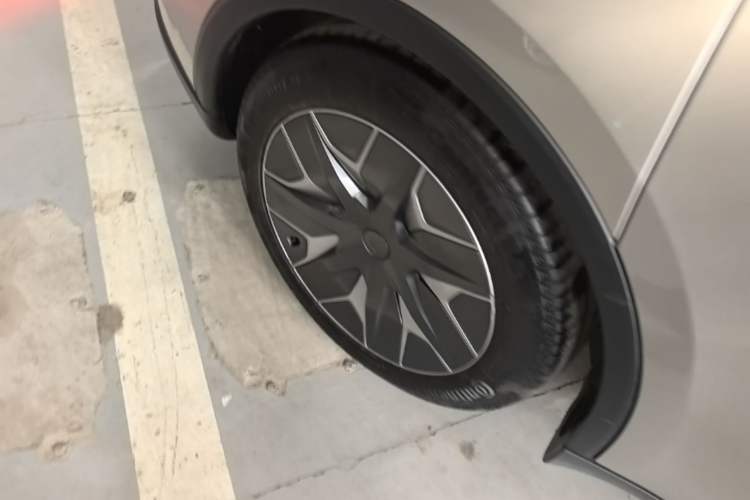 Used Tesla Model Y L 2025 Model Long-Range All-Wheel-Drive Version Right Rear Wheel Hub