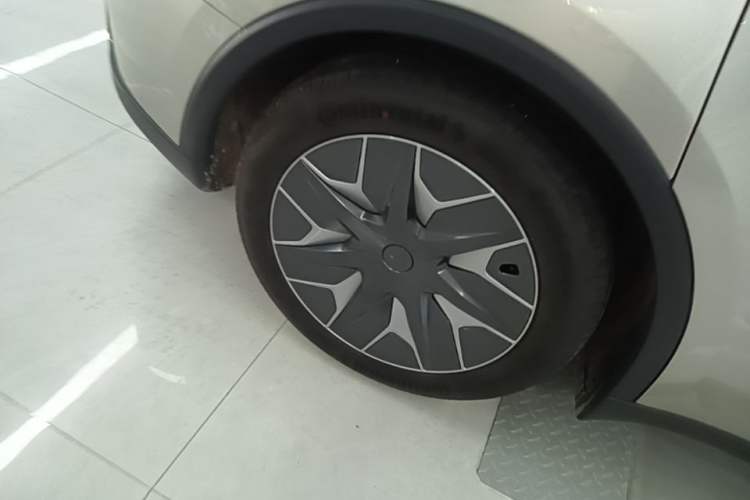 Used Tesla Model Y L 2025 Model Long-Range All-Wheel-Drive Version Right Rear Wheel Hub