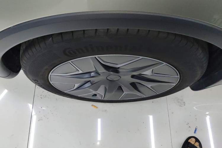 Used Tesla Model Y L 2025 Model Long-Range All-Wheel-Drive Version Right Rear Wheel Hub