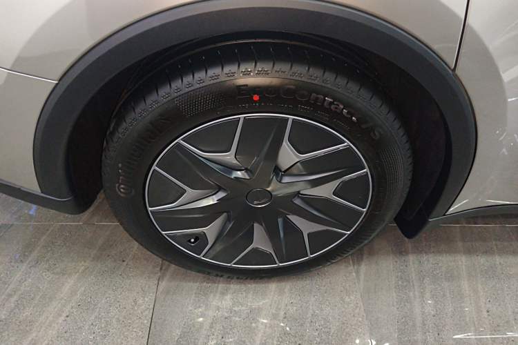 Used Tesla Model Y L 2025 Model Long-Range All-Wheel-Drive Version Right Rear Wheel Hub
