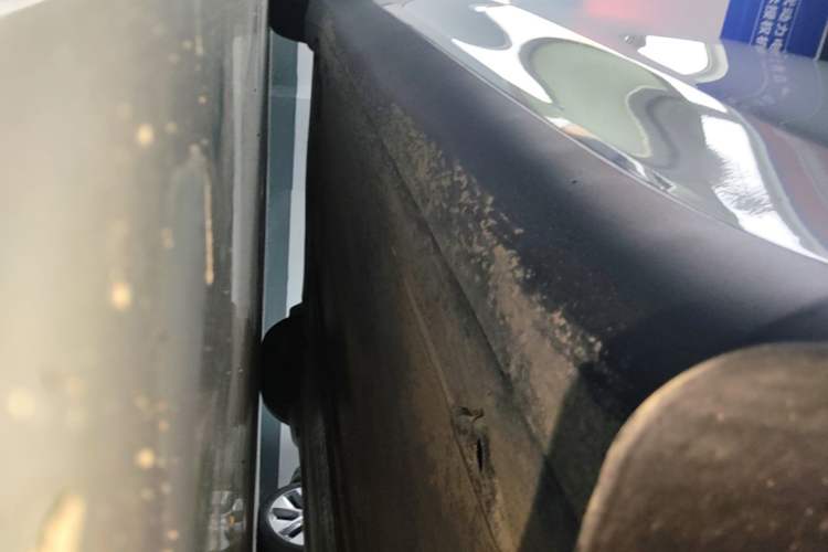 Used Tesla Model Y L 2025 Model Long-Range All-Wheel-Drive Version Right Side Sill
