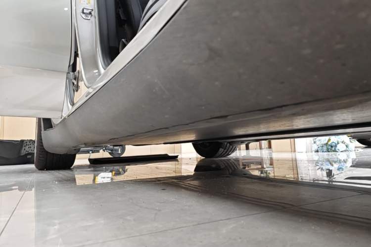 Used Tesla Model Y L 2025 Model Long-Range All-Wheel-Drive Version Right Side Sill