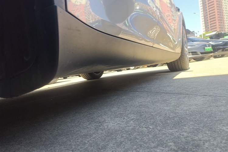 Used Tesla Model Y L 2025 Model Long-Range All-Wheel-Drive Version Right Side Sill