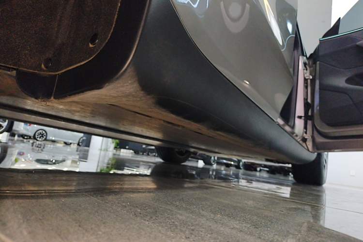 Used Tesla Model Y L 2025 Model Long-Range All-Wheel-Drive Version Right Side Sill