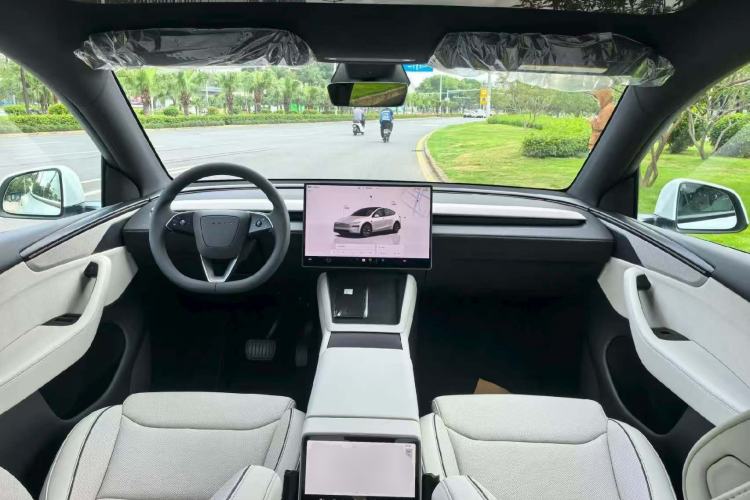Used Tesla Model Y L 2025 Model Long-Range All-Wheel-Drive Version Center Console
