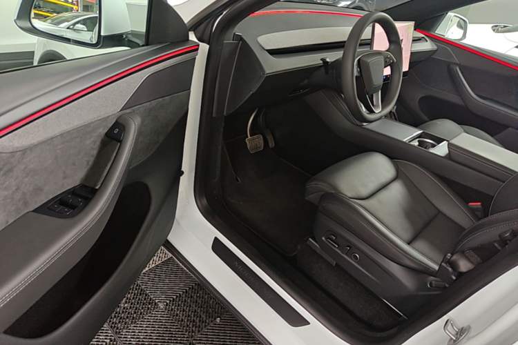 Used Tesla Model Y L 2025 Model Long-Range All-Wheel-Drive Version Driver Seat