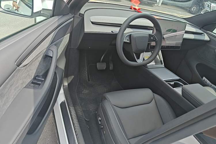 Used Tesla Model Y L 2025 Model Long-Range All-Wheel-Drive Version Driver Seat