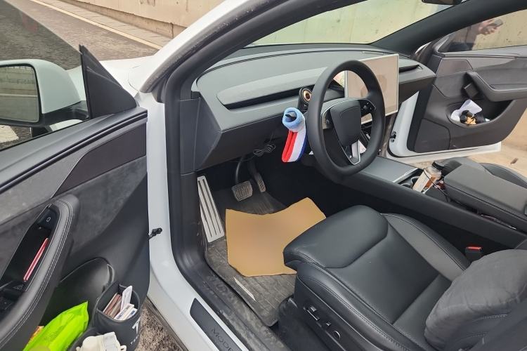 Used Tesla Model Y L 2025 Model Long-Range All-Wheel-Drive Version
