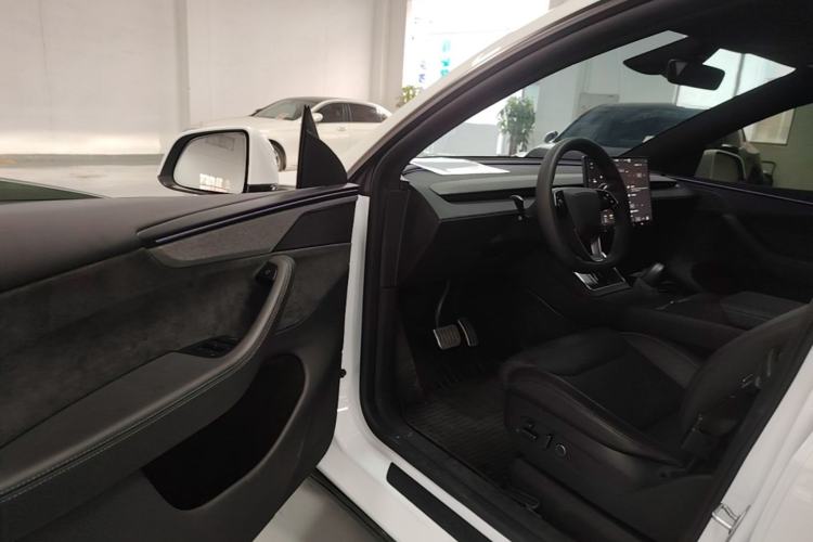 Used Tesla Model Y L 2025 Model Long-Range All-Wheel-Drive Version Driver Seat