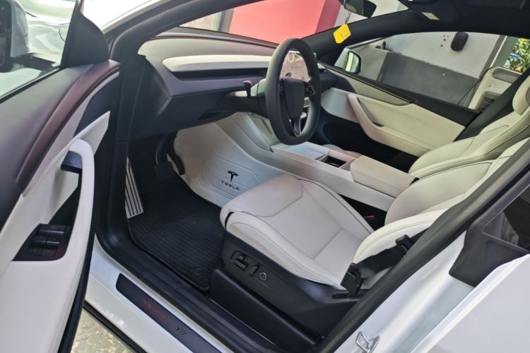 Used Tesla Model Y L 2025 Model Long-Range All-Wheel-Drive Version Driver Seat