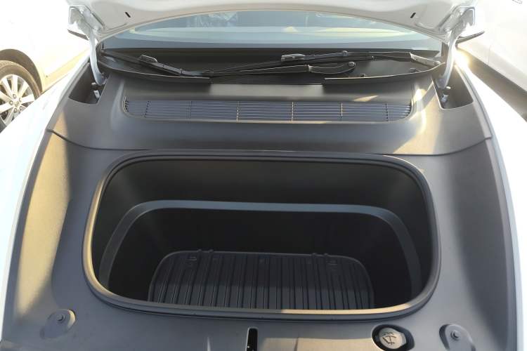 Used Tesla Model Y L 2025 Model Long-Range All-Wheel-Drive Version Engine Bay
